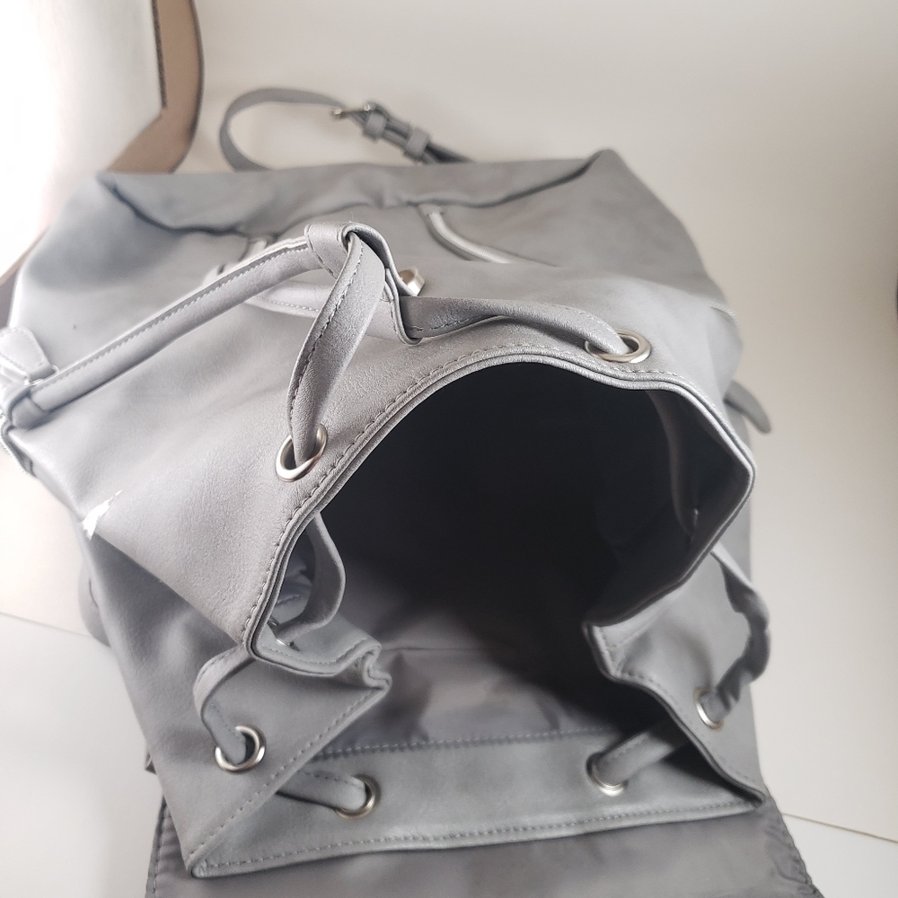 Silver Backpack - Picture 4 of 8